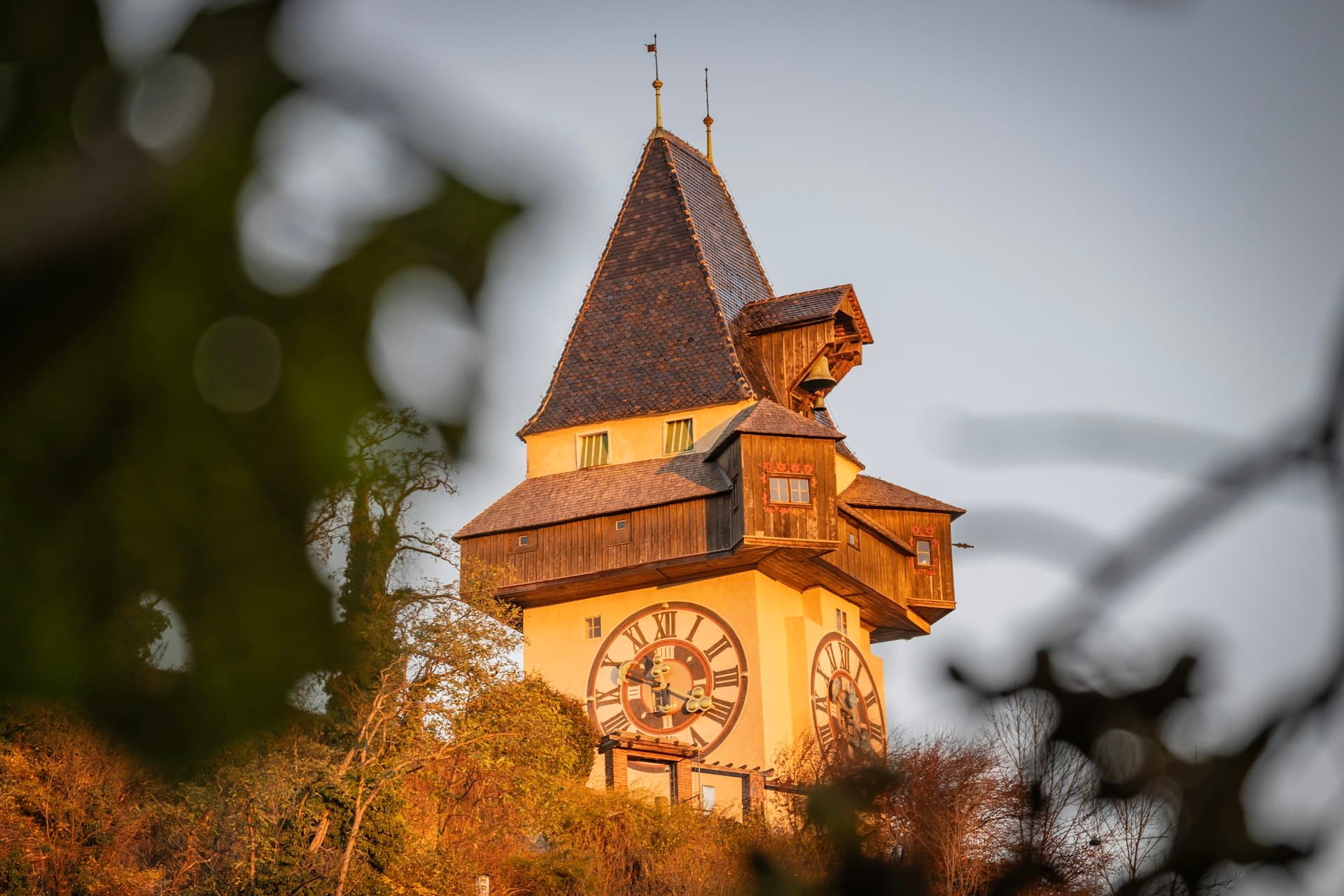 Grazer Uhrturm auf dem Schloßberg im Abendlicht