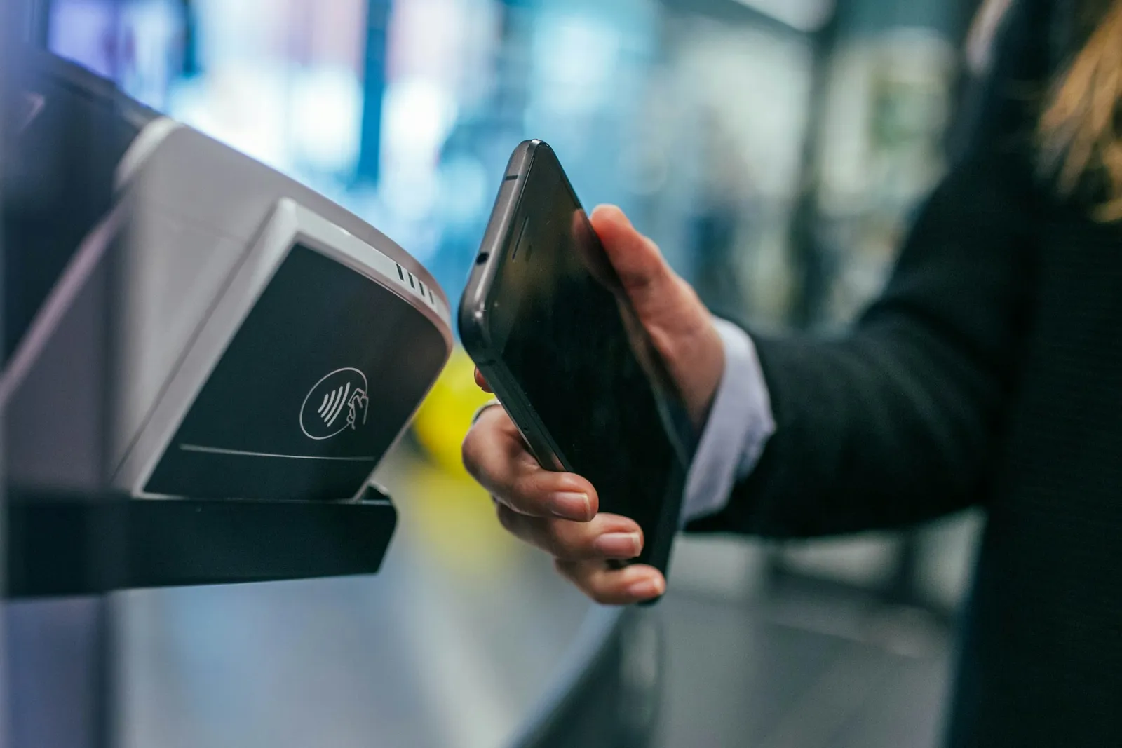 Kontaktlose Zahlung mit dem Smartphone an einem Kartenterminal