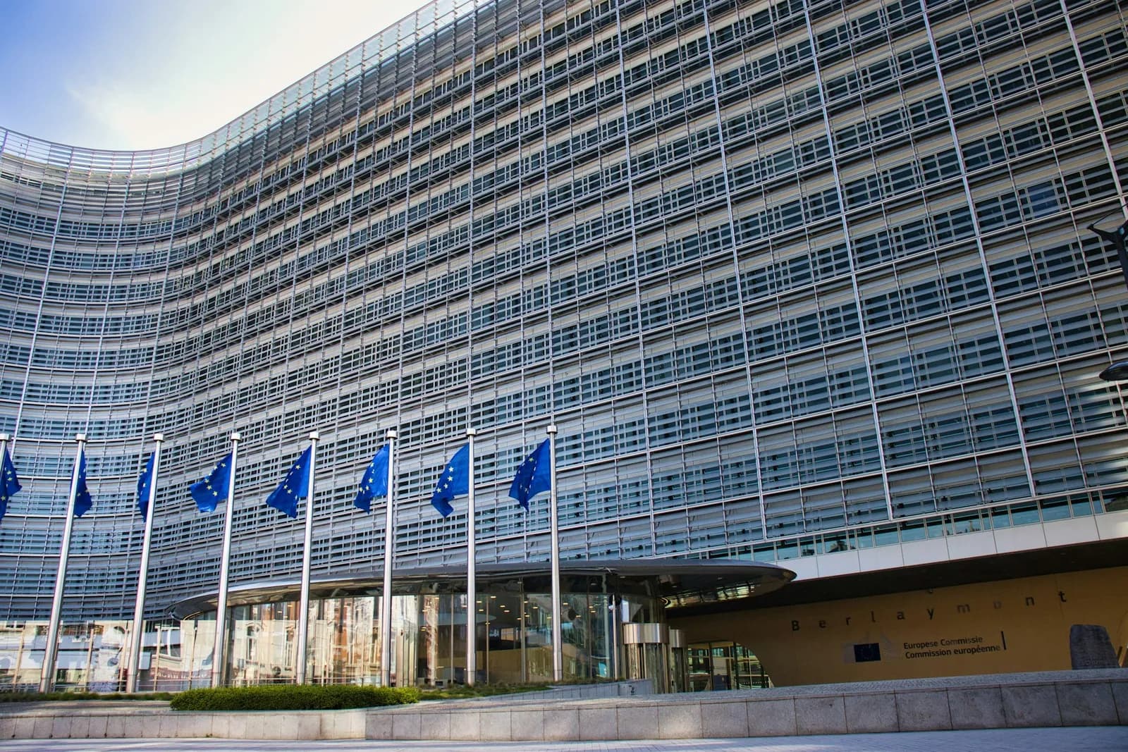 Glasgebäude mit Flaggen der Europäischen Union davor
