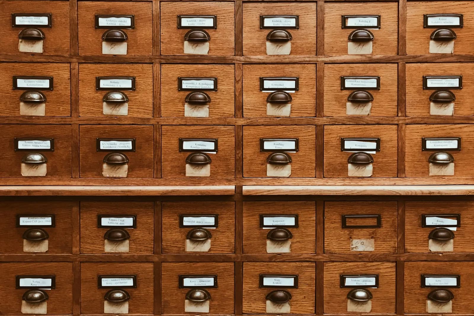 Bibliotheks-Karteikasten mit vielen beschrifteten Holzschubladen