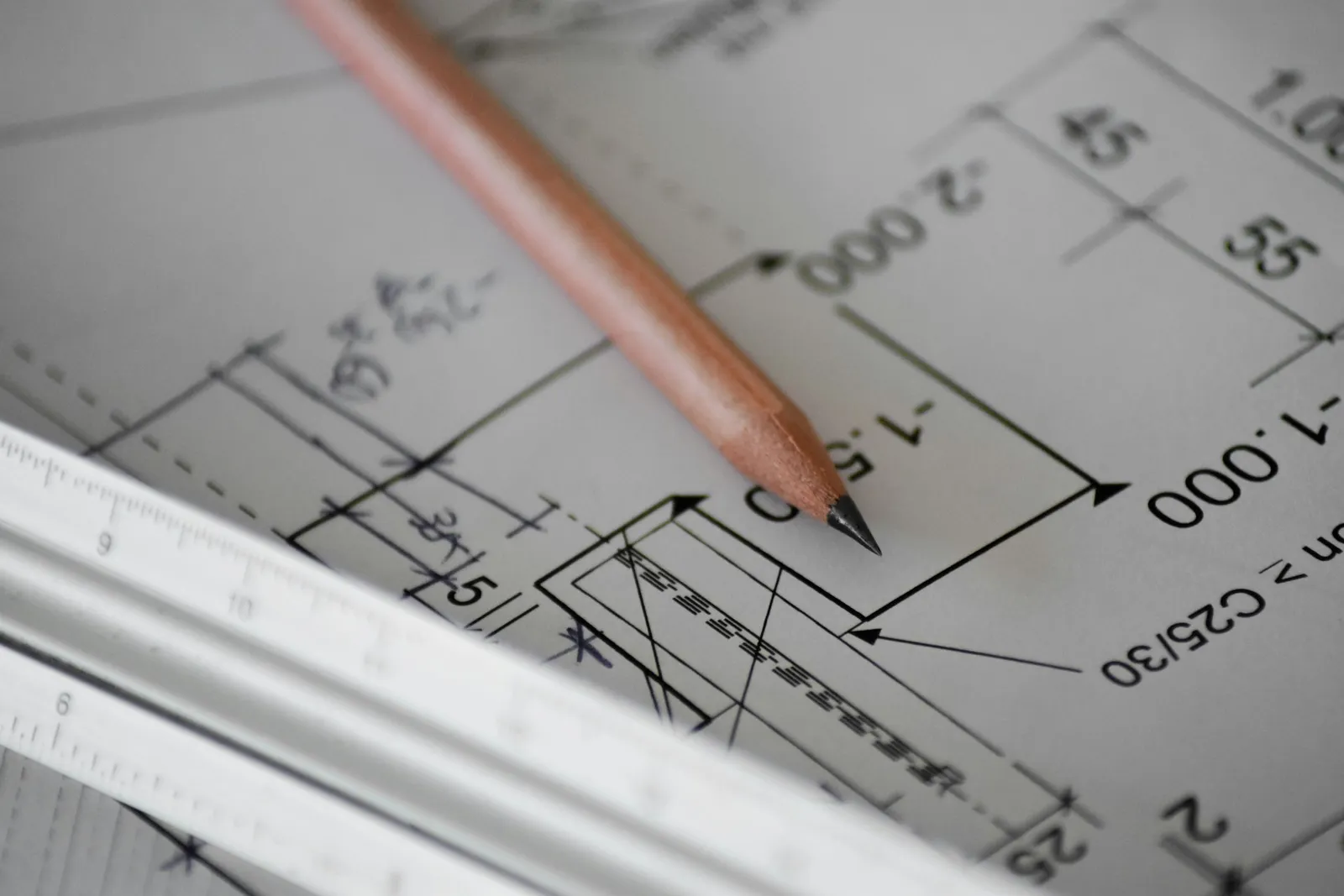 Bleistift auf einem technischen Plan mit Maßangaben