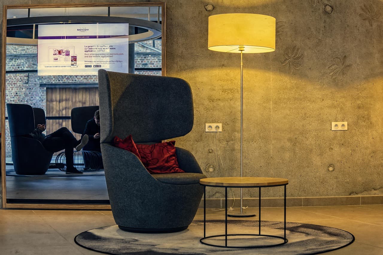 Leere Hotellobby mit Sitzgruppe und warmem Licht am Abend